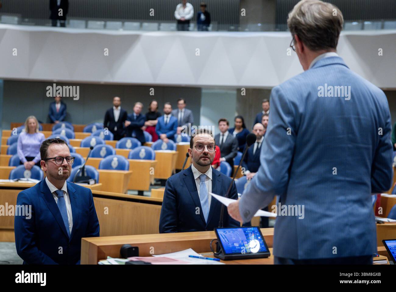 DEN HAAG - Jeroen Hartsuiker (L) und Martin de Beer (R) werden als VVD-Abgeordnete vereidigt. Hartsuiker tritt an die Stelle von Thierry Aartsen, Staatssekretär für Infrastruktur und Wasserwirtschaft. De Beer übernimmt die Stelle von Judith Tielen, die Staatssekretärin für Gesundheit, Wohlfahrt und Sport geworden ist. ANP LAURENS VAN PUTTEN niederlande aus - belgien aus Stockfoto