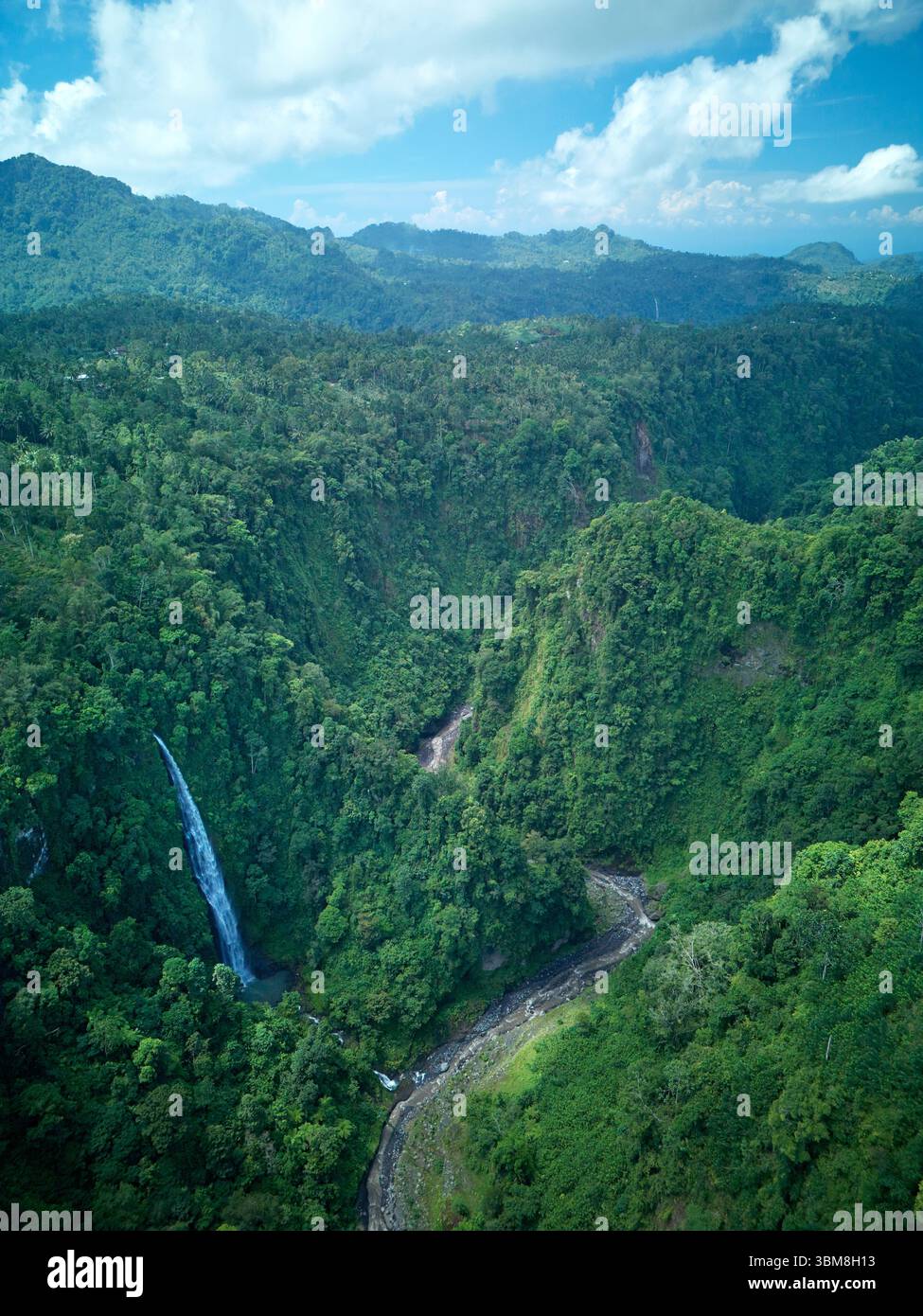Wasserfall und Glidik River unterhalb des Tumpak Sewu Wasserfalls, Ost-Java, Indonesien - Luftfahrt Stockfoto