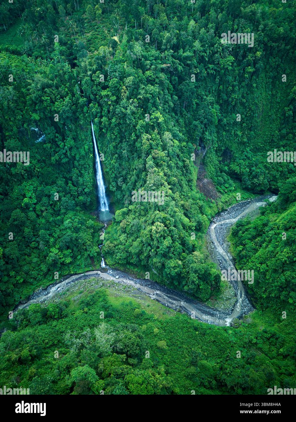 Wasserfall und Glidik River unterhalb des Tumpak Sewu Wasserfalls, Ost-Java, Indonesien - Luftfahrt Stockfoto
