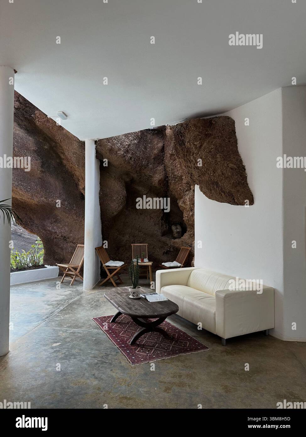 Design-Inneneinrichtung in einem vulkanischen Höhlenhaus von César Manrique auf Lanzarote. Museu Lagomar. Stockfoto