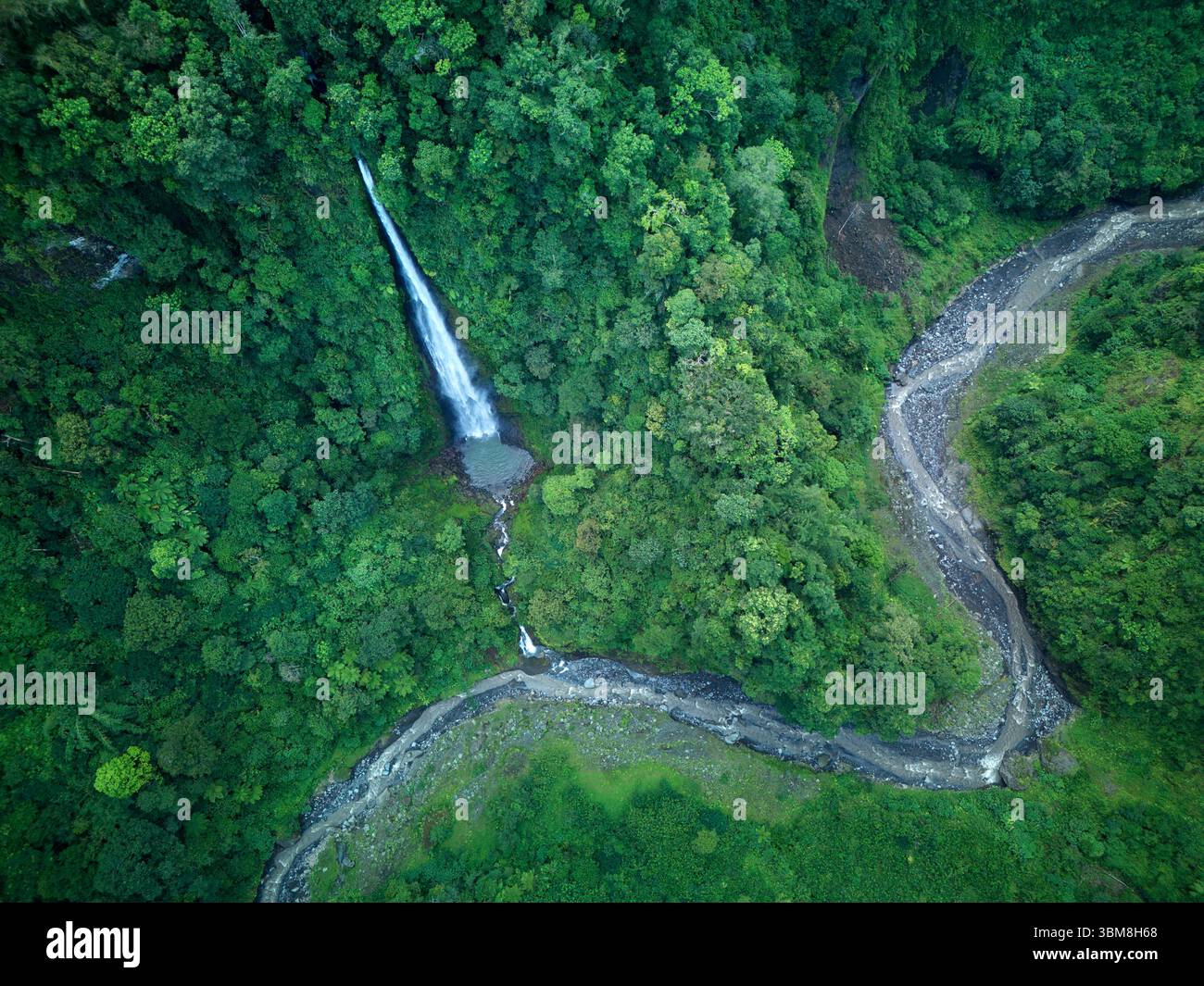 Wasserfall und Glidik River unterhalb des Tumpak Sewu Wasserfalls, Ost-Java, Indonesien - Luftfahrt Stockfoto