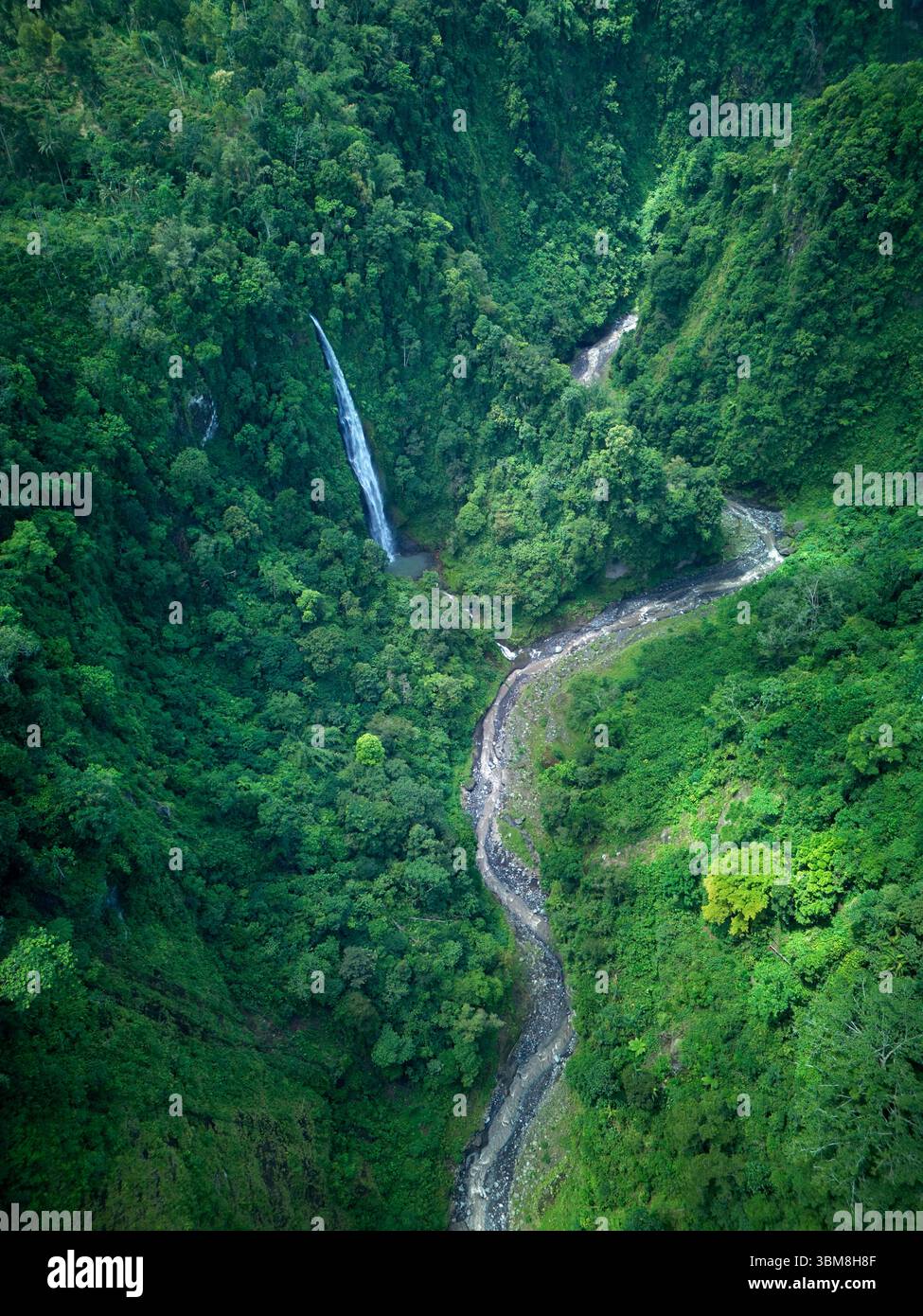 Wasserfall und Glidik River unterhalb des Tumpak Sewu Wasserfalls, Ost-Java, Indonesien - Luftfahrt Stockfoto