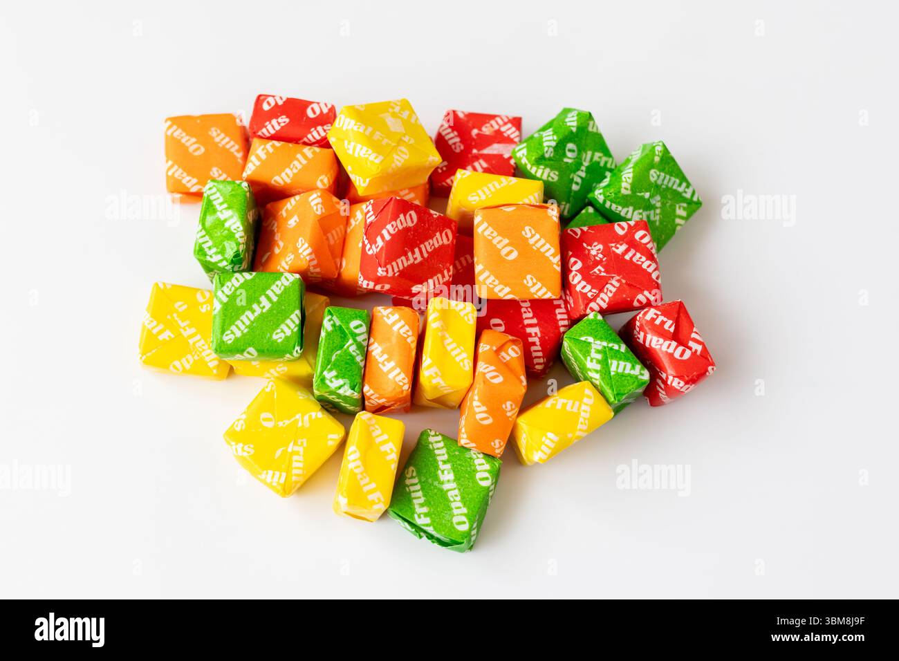 Haufen farbenfroher Süßigkeiten aus Opalfrüchten Stockfoto