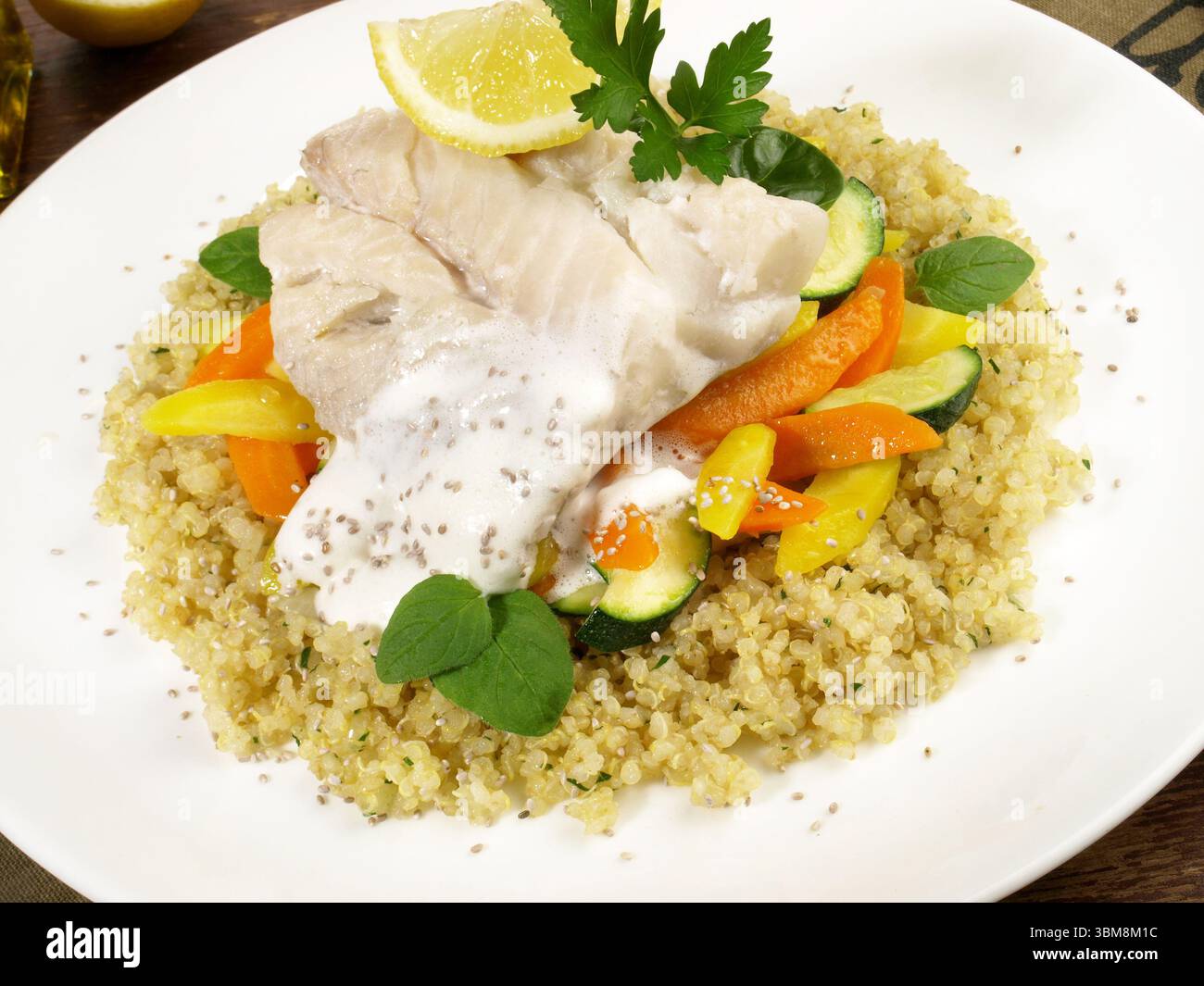 Gekochte Pollack Fisch mit Quinoa Stockfoto