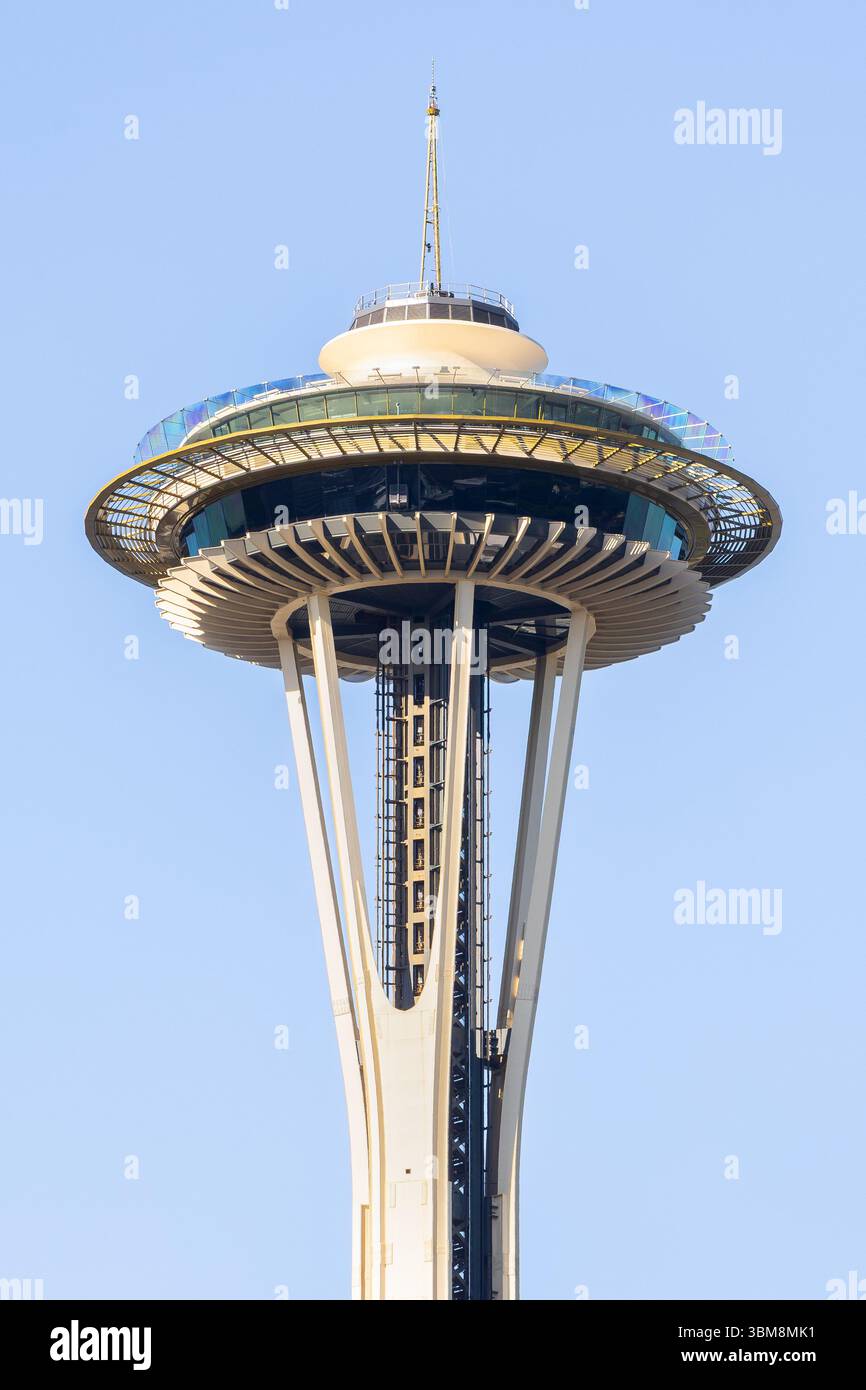 Die Space Needle befindet sich im Viertel Lower Queen Anne und ist das berühmteste Wahrzeichen von Seattle, das einen atemberaubenden Blick auf die gesamte Stadt bietet. Stockfoto
