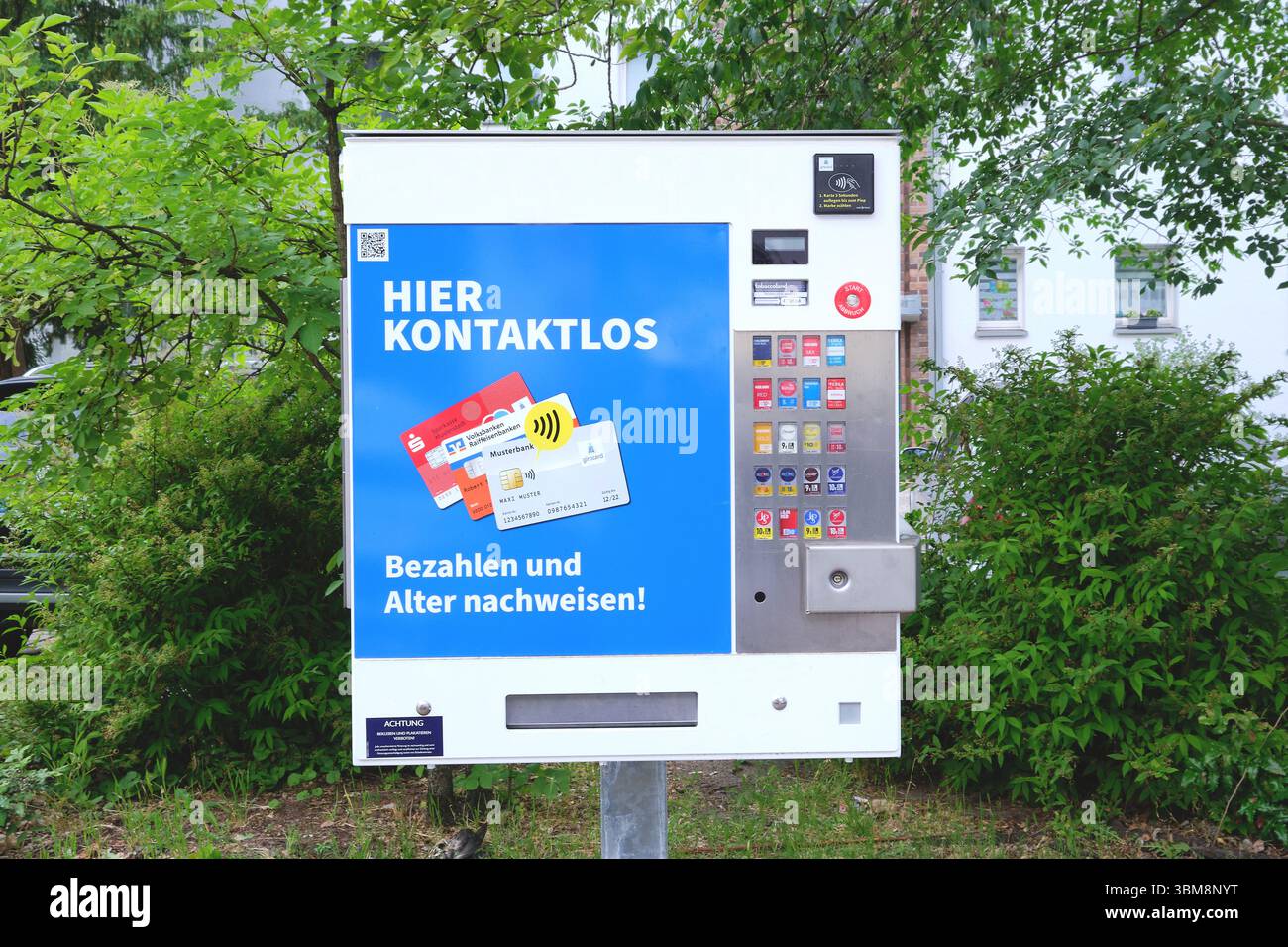 Berlin, Deutschland, 9. Juni 2025, Zigarettenautomat mit Altersnachweis Stockfoto