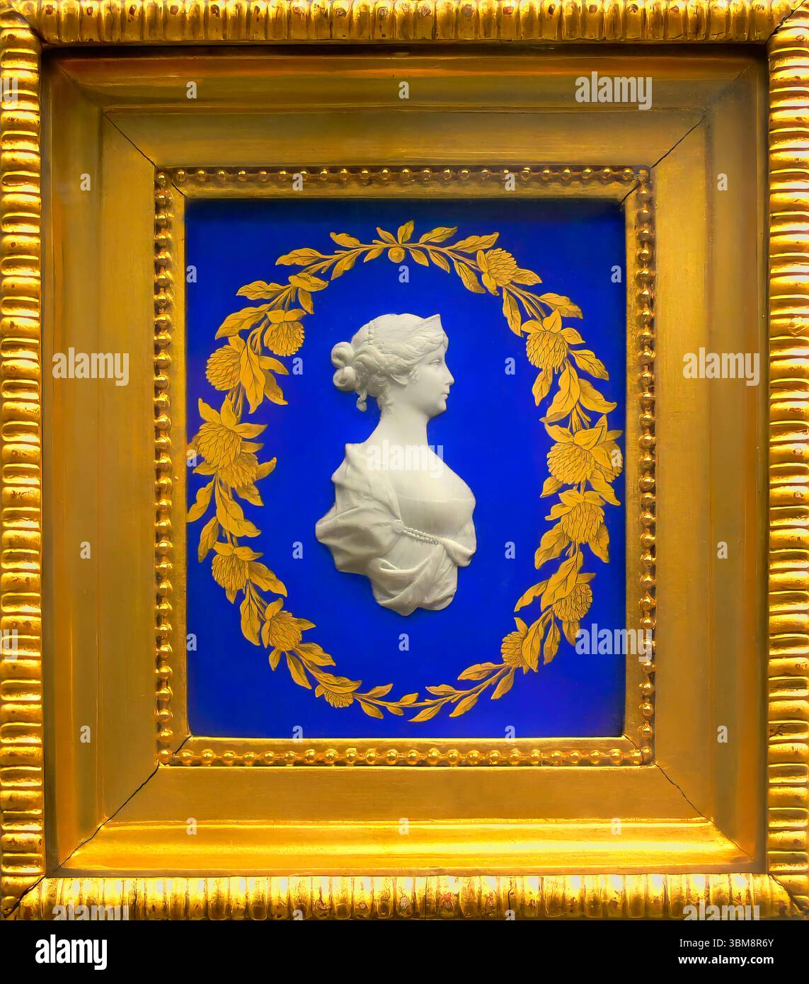 Relief-Cameo, weißes Biskuit oder Biskuitporzellan, Porträt von Louise von Mecklenburg-Strelitz, Luise Herzogin zu Mecklenburg - Strelitz, Luise Auguste Wilhelmine Amalie Herzogin zu Mecklenburg, Königin Luise, 1776–1810, Königin von Preußen Stockfoto