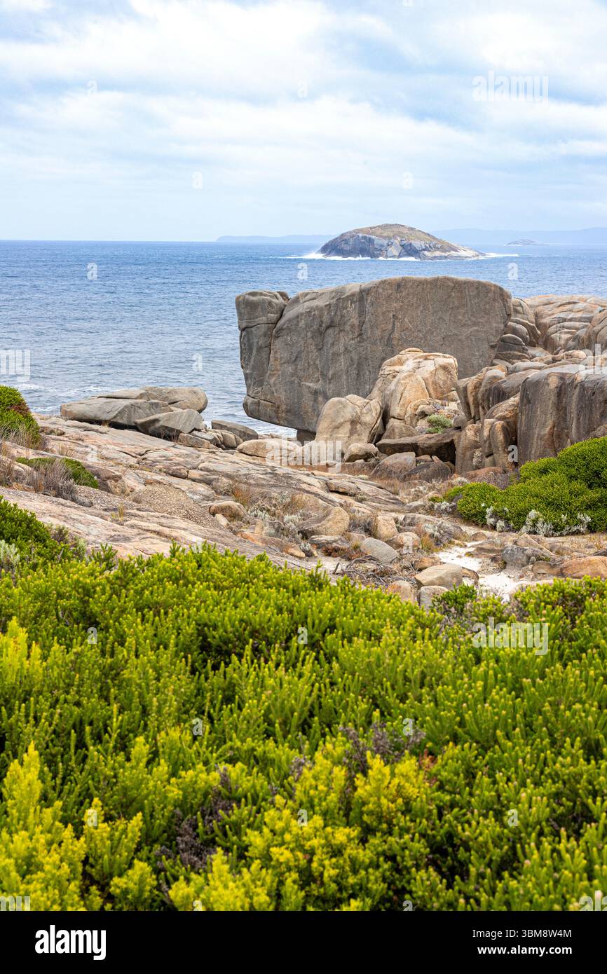 Der südliche Ozean an der felsigen Küste des Torndirrup-Nationalparks bei Albany im dänischen Auenland, der Great Southern Region von Western Australia, Stockfoto
