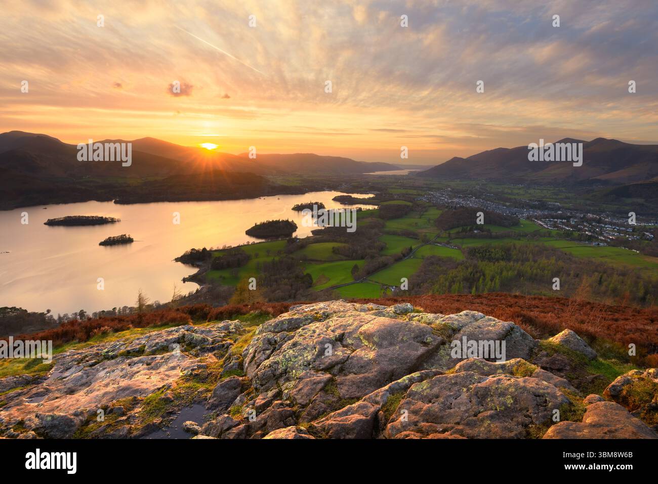 Lake District Berge bei Sonnenuntergang mit Blick auf Derwentwater an einem Sommerabend, Großbritannien. Stockfoto