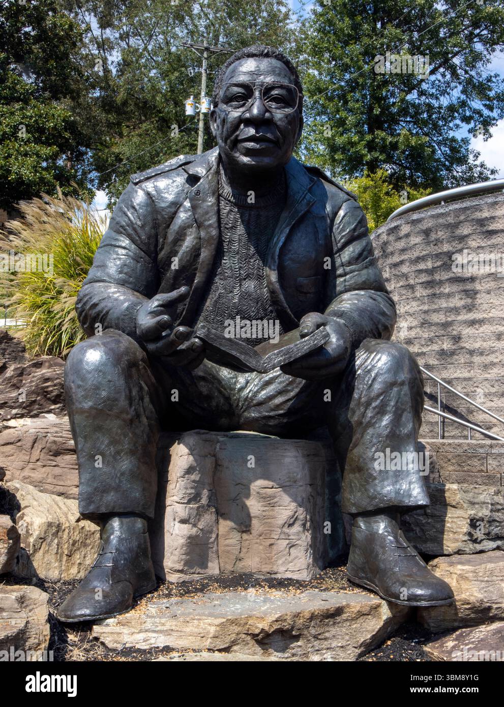 Die riesige Statue von Alex „Roots“ Haley in Knoxville, Tennessee, würdigt das Erbe des Autors mit einer hoch aufragenden Tribut in Bronze. Stockfoto