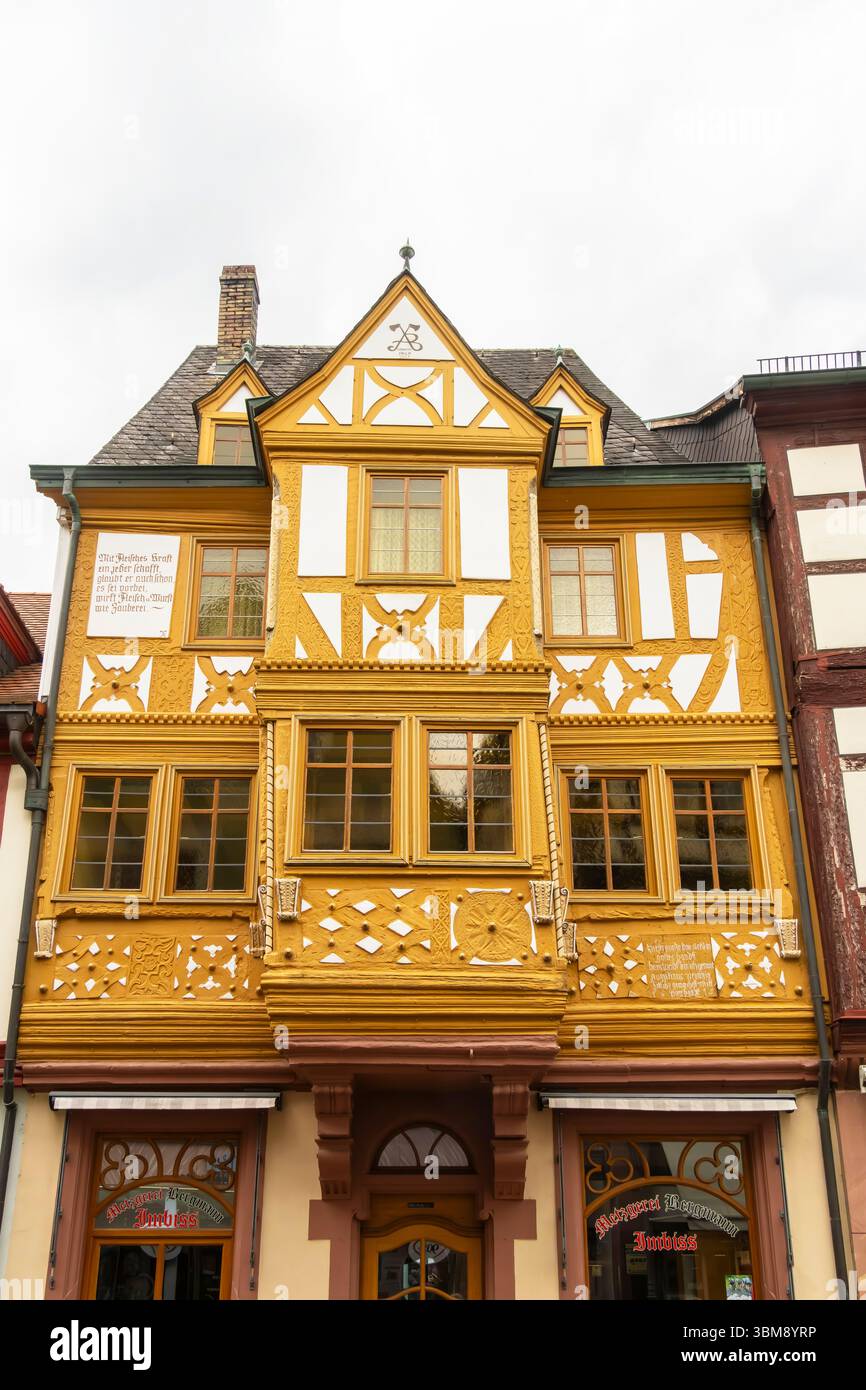 Metzgerhaus in der Hauptstraße Miltenberg Hauptstraße. Fachwerkhäuser im Stadtzentrum von Miltenberg, Stockfoto