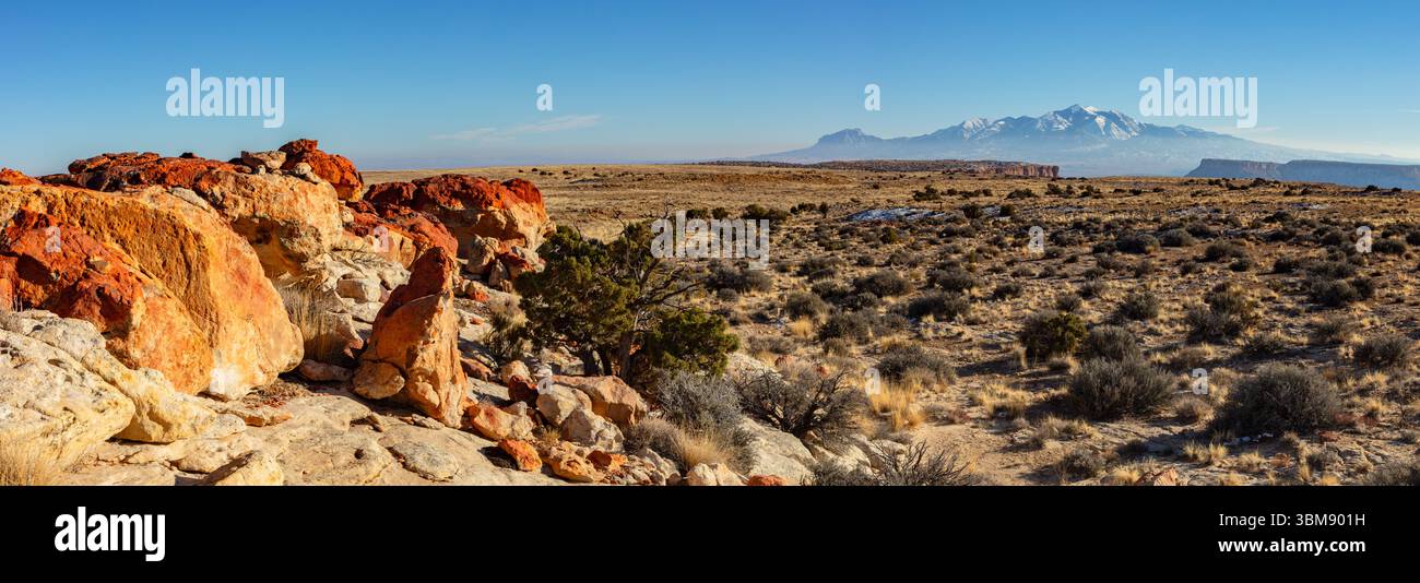 Die Henry Mountains erheben sich über dem rötlich gefärbten Sandstein von North Caineville Mesa zwischen Hanksville Utah und Capitol Reef National Park. Stockfoto