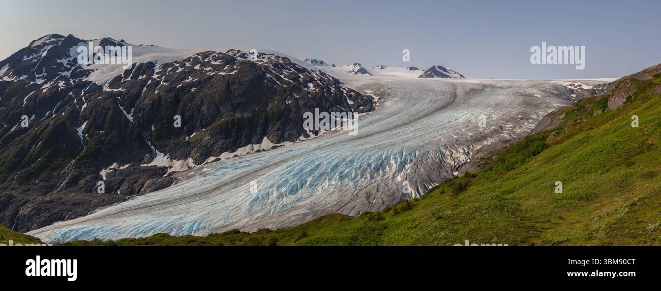 Atemberaubendes Sommerpanorama auf den Exit Glacier und das Harding Icefield im Kenai Fjords National Park, Alaska. Gefangen auf einer Wanderung durch das Harding Eisfeld. Stockfoto