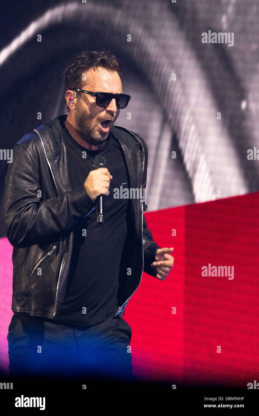 Neapel, Italien. Juni 2025. Die italienische Sängerin Cesare Cremonini tritt während eines Konzerts im Diego Armando Maradona Stadion auf. Quelle: SOPA Images Limited/Alamy Live News Stockfoto