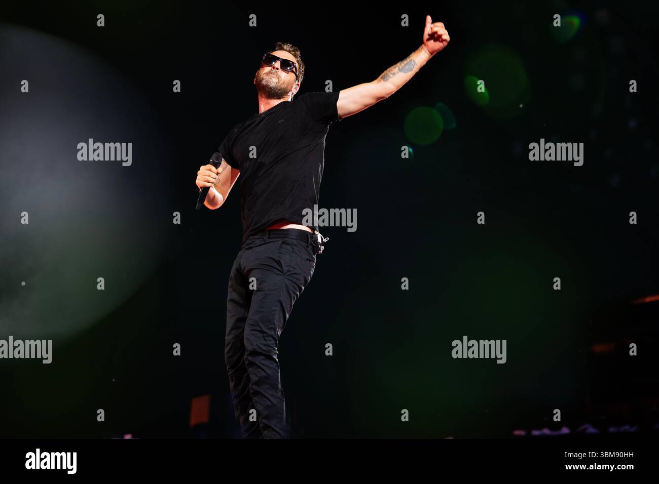 Neapel, Italien. Juni 2025. Die italienische Sängerin Cesare Cremonini tritt während eines Konzerts im Diego Armando Maradona Stadion auf. Quelle: SOPA Images Limited/Alamy Live News Stockfoto