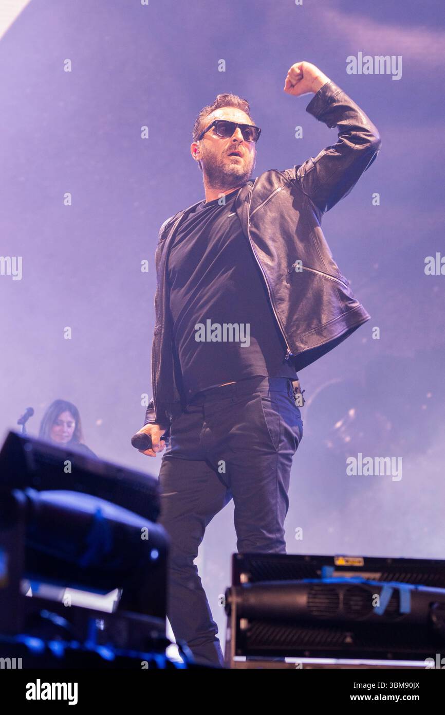 Neapel, Italien. Juni 2025. Die italienische Sängerin Cesare Cremonini tritt während eines Konzerts im Diego Armando Maradona Stadion auf. Quelle: SOPA Images Limited/Alamy Live News Stockfoto
