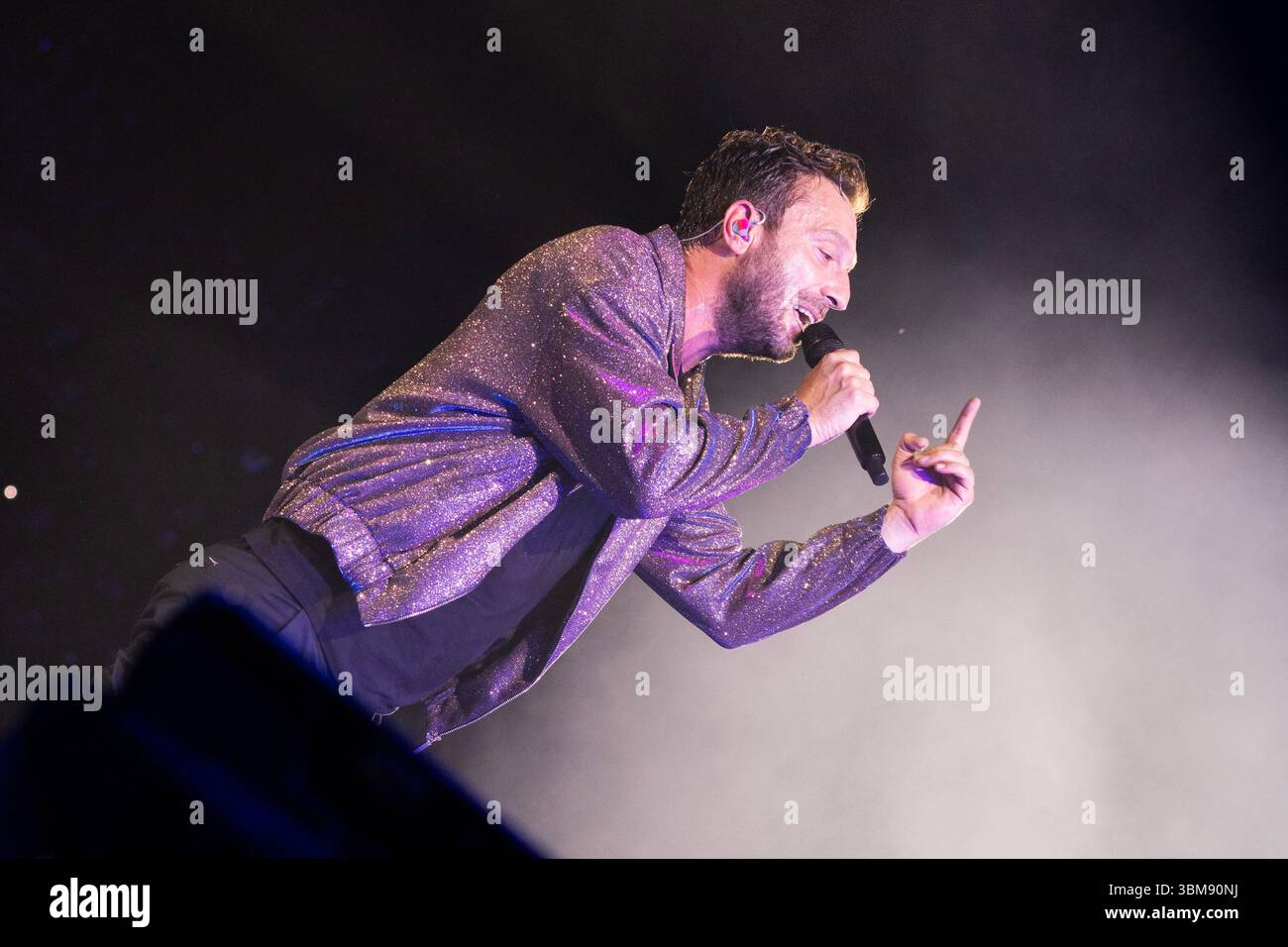 Neapel, Italien. Juni 2025. Die italienische Sängerin Cesare Cremonini tritt während eines Konzerts im Diego Armando Maradona Stadion auf. Quelle: SOPA Images Limited/Alamy Live News Stockfoto