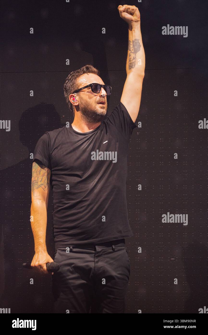 Neapel, Italien. Juni 2025. Die italienische Sängerin Cesare Cremonini tritt während eines Konzerts im Diego Armando Maradona Stadion auf. Quelle: SOPA Images Limited/Alamy Live News Stockfoto