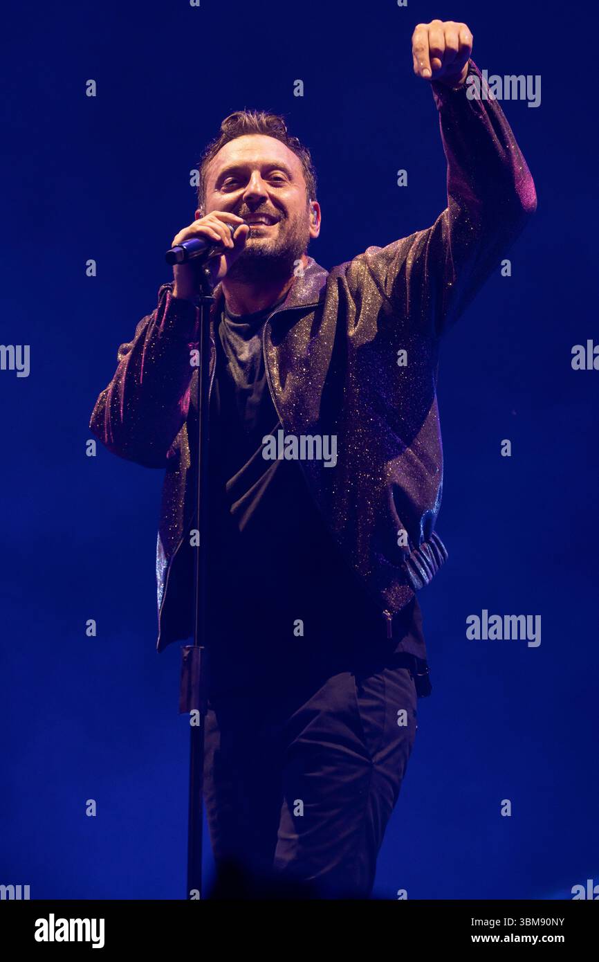 Neapel, Italien. Juni 2025. Die italienische Sängerin Cesare Cremonini tritt während eines Konzerts im Diego Armando Maradona Stadion auf. Quelle: SOPA Images Limited/Alamy Live News Stockfoto