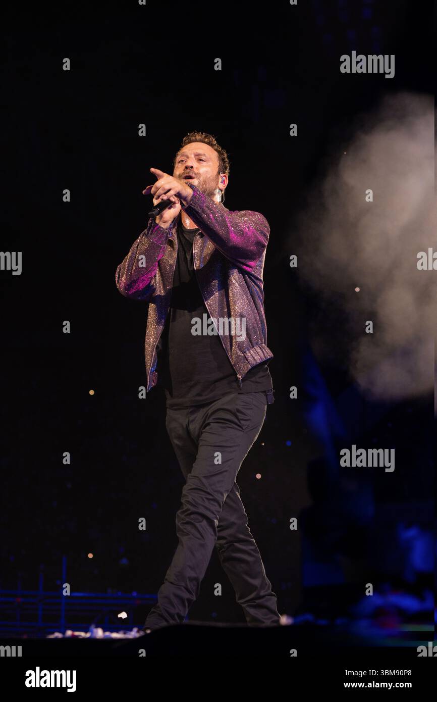 Neapel, Italien. Juni 2025. Die italienische Sängerin Cesare Cremonini tritt während eines Konzerts im Diego Armando Maradona Stadion auf. Quelle: SOPA Images Limited/Alamy Live News Stockfoto