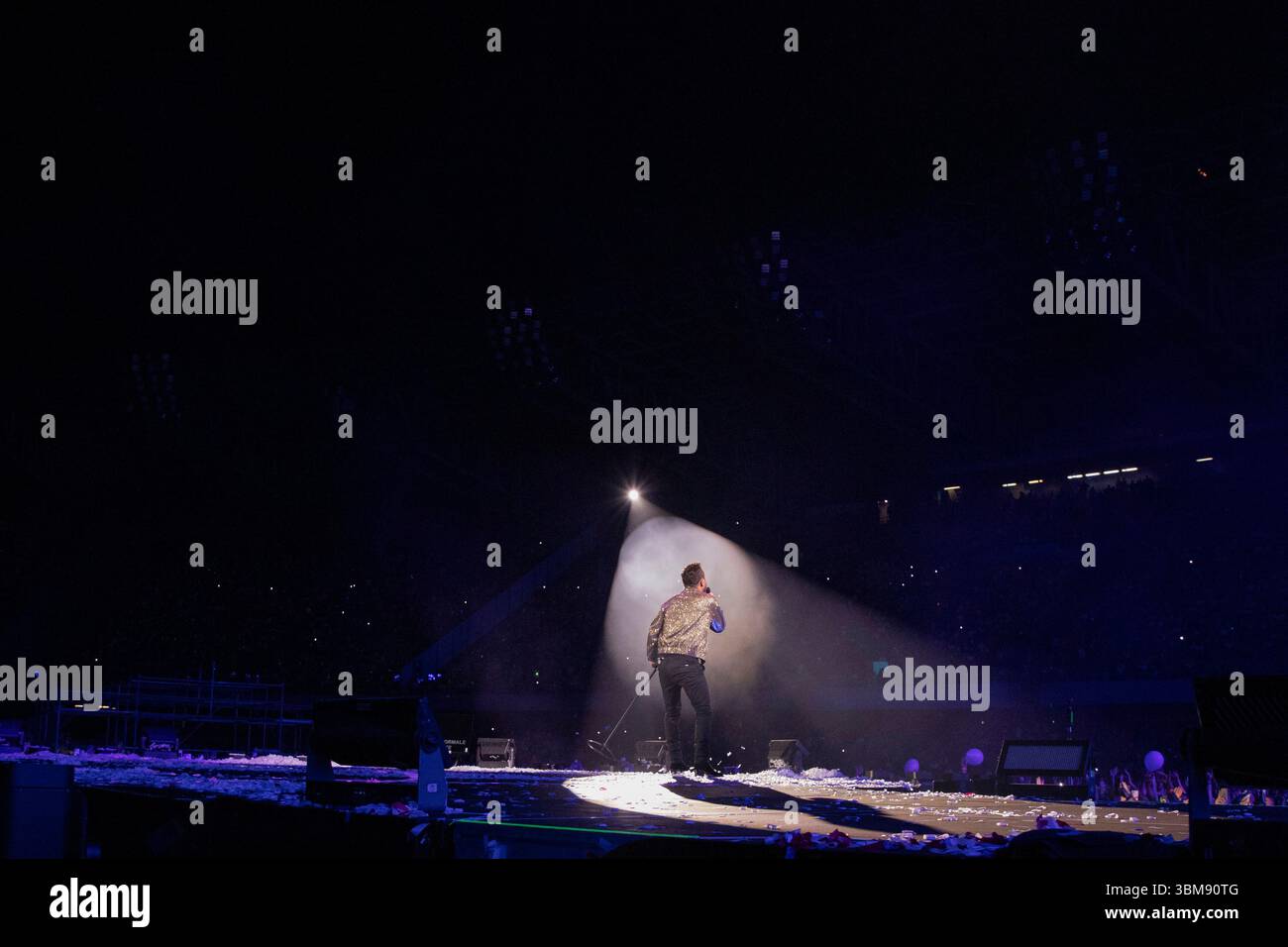 Neapel, Italien. Juni 2025. Die italienische Sängerin Cesare Cremonini tritt während eines Konzerts im Diego Armando Maradona Stadion auf. Quelle: SOPA Images Limited/Alamy Live News Stockfoto