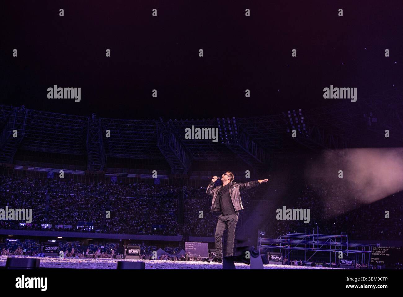 Neapel, Italien. Juni 2025. Die italienische Sängerin Cesare Cremonini tritt während eines Konzerts im Diego Armando Maradona Stadion auf. Quelle: SOPA Images Limited/Alamy Live News Stockfoto