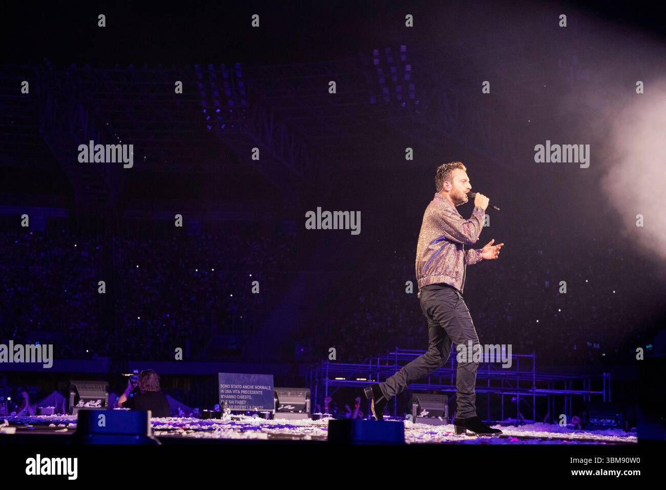 Neapel, Italien. Juni 2025. Die italienische Sängerin Cesare Cremonini tritt während eines Konzerts im Diego Armando Maradona Stadion auf. Quelle: SOPA Images Limited/Alamy Live News Stockfoto