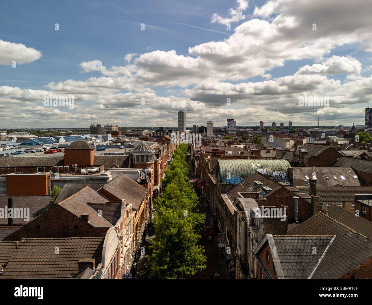 Liverpool Stadtbild mit Bold Street, die Gebäude und Dächer unter einem bewölkten Himmel teilt, aus der Luft Stockfoto