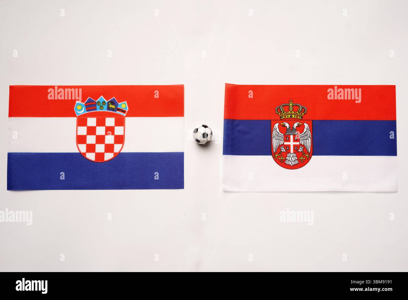 Kroatien gegen Serbien, Fußballspiel mit Nationalflaggen Stockfoto