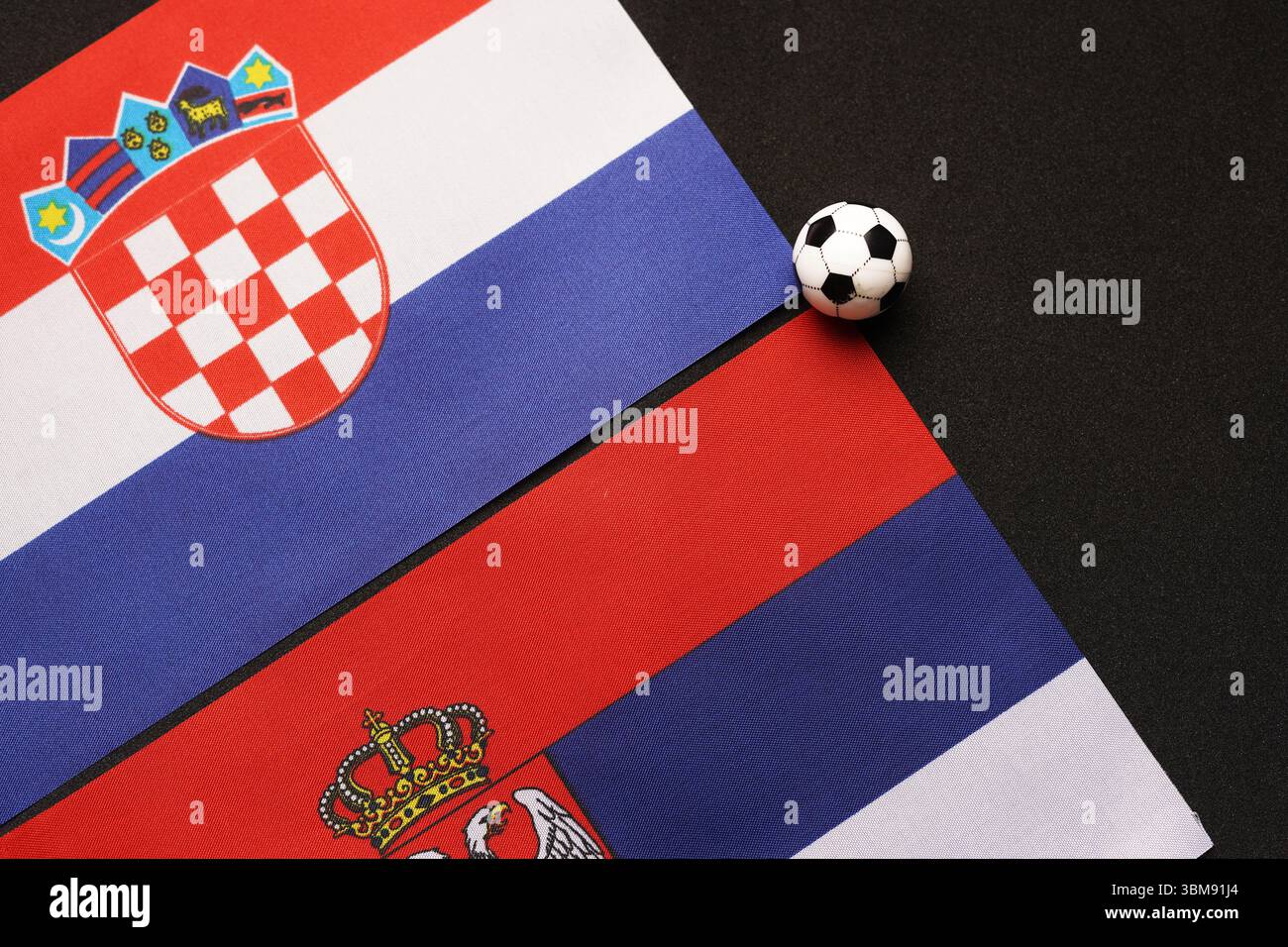 Kroatien gegen Serbien, Fußballspiel mit Nationalflaggen Stockfoto