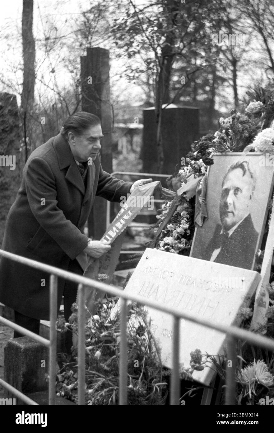 MOSKAU, UdSSR, - 29. Oktober 1984: Zeremonie zur Wiederbeerdigung der Asche von Fjodor Chaliapin auf dem Nowodewitschi-Friedhof Stockfoto