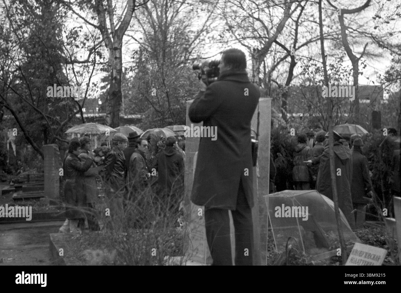 MOSKAU, UdSSR, - 29. Oktober 1984: Zeremonie zur Wiederbeerdigung der Asche von Fjodor Chaliapin auf dem Nowodewitschi-Friedhof Stockfoto