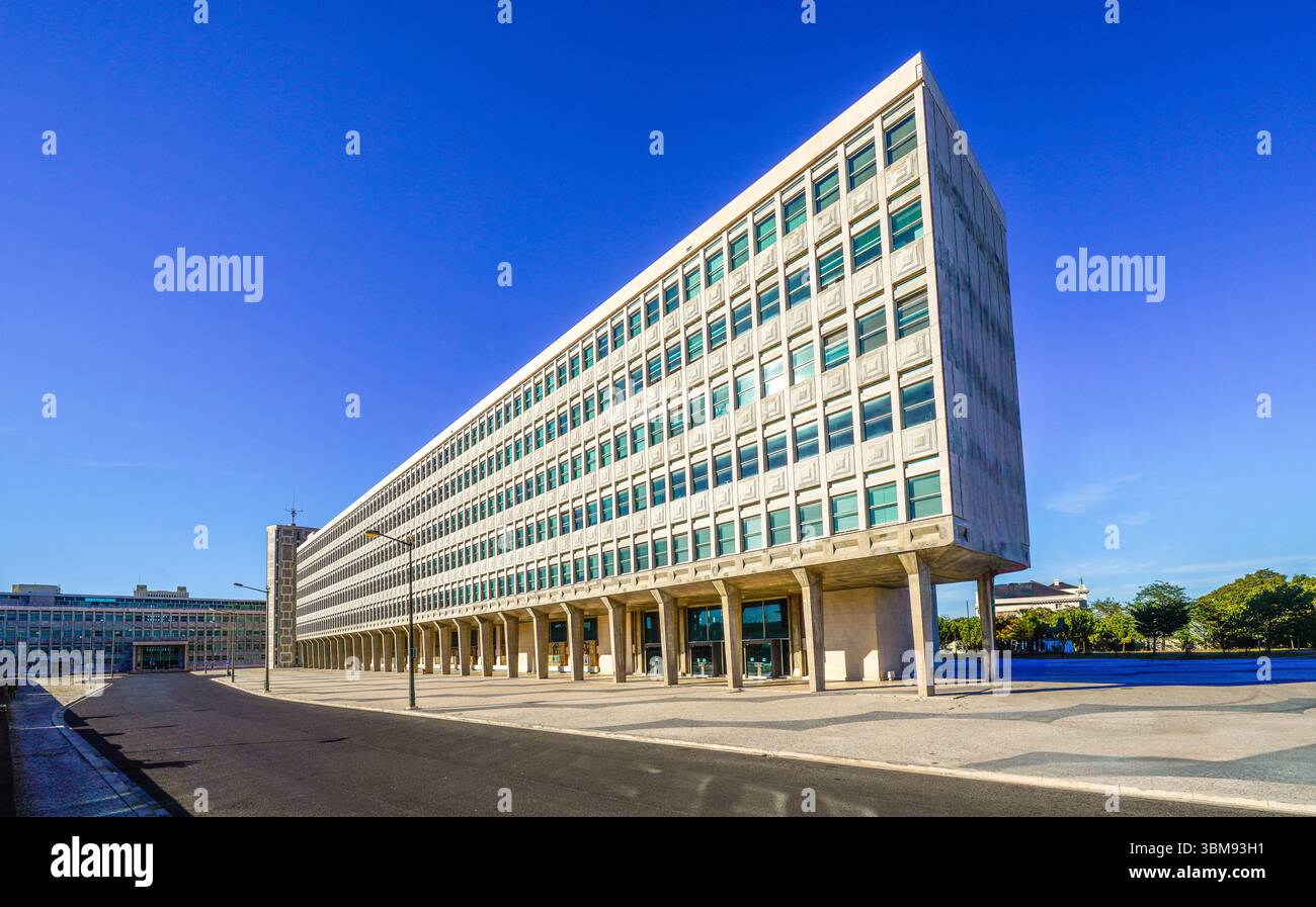 Gebäude des Justizministeriums in Lissabon, Portugal. Beispiel der portugiesischen modernistischen Architektur mit monumentaler Form und strenger geometrischer Gestaltung. Stockfoto