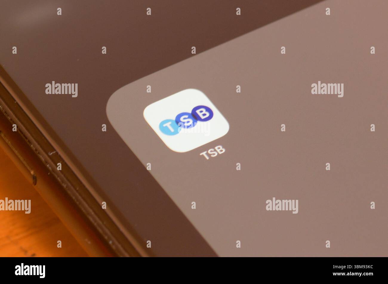 TSB-App auf Smartphone – TSB oder Trustee Savings Bank plc ist eine britische Einzelhandels- und Geschäftsbank Stockfoto