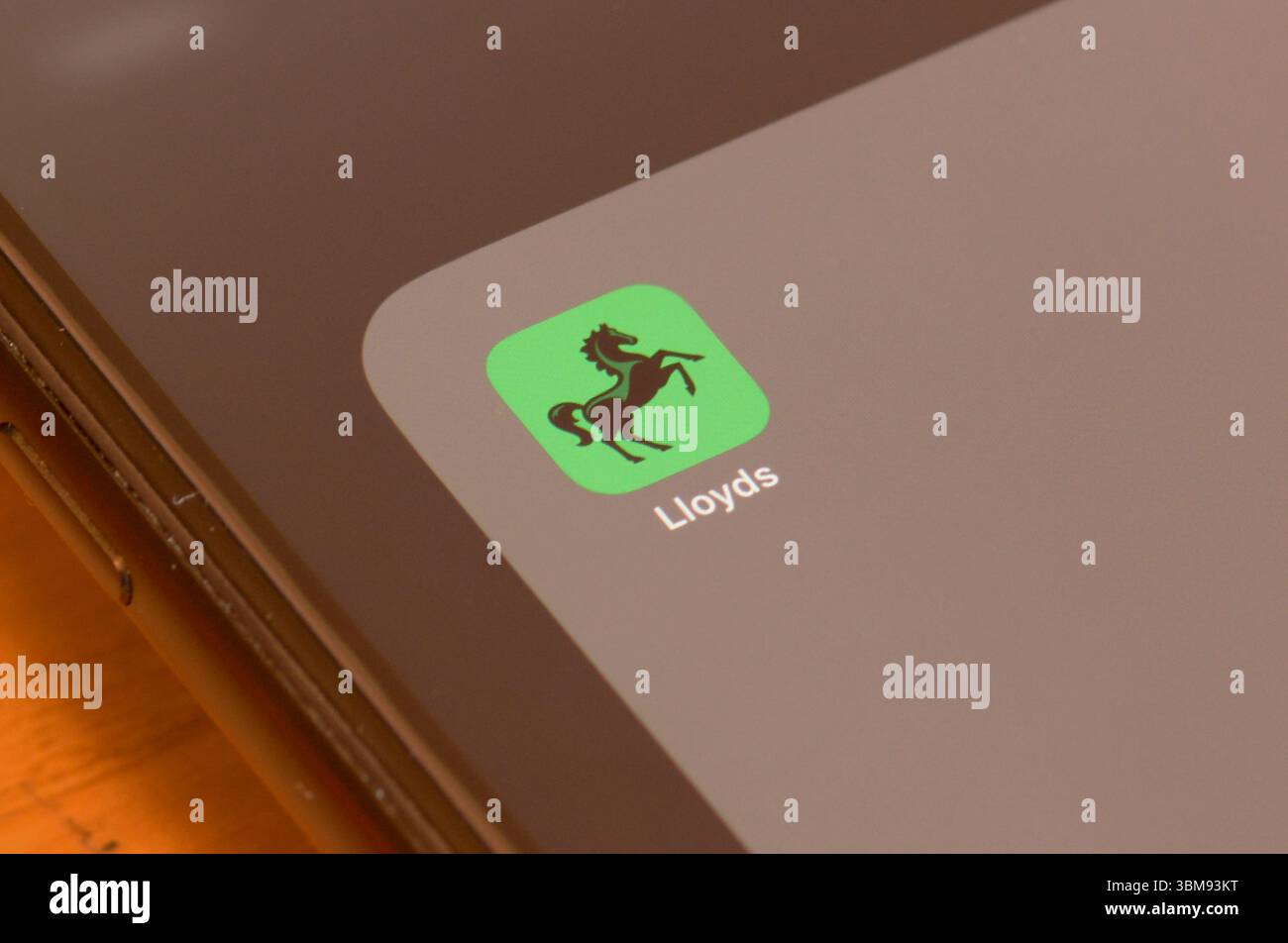 Lloyds Bank App auf Smartphone – eine große britische Einzelhandels- und Geschäftsbank und Teil der Lloyds Banking Group plc Stockfoto