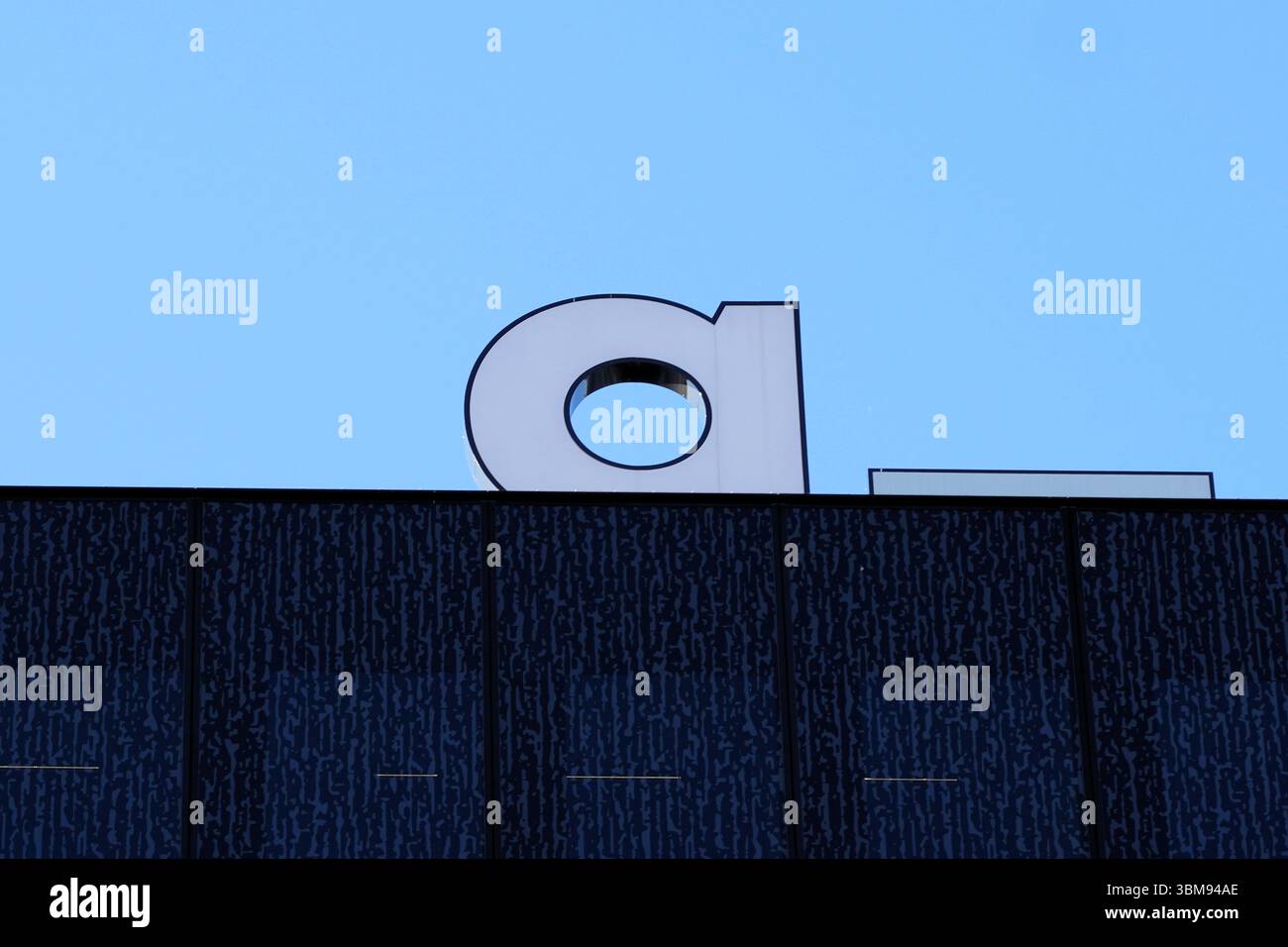 Frontalansicht des Buchstabens A, Symbol des deutschen Medienunternehmens Axel Springer, auf dem Dach des Hauptquartierneubaus in Berlin. Stockfoto