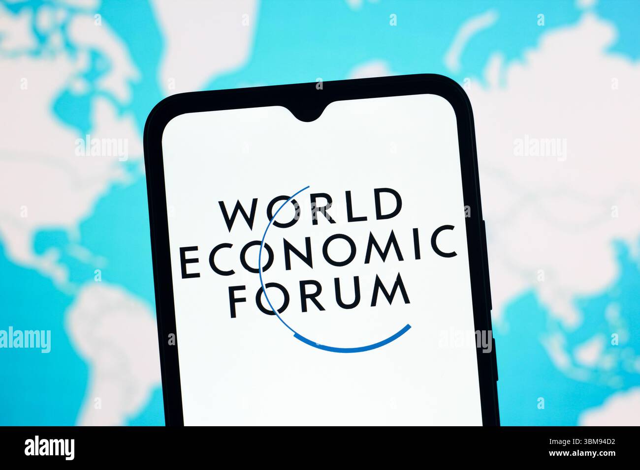 In dieser Fotoabbildung wird das Logo des World Economic Forum (WEF) auf einem Smartphone-Bildschirm angezeigt. Stockfoto In dieser Fotoabbildung wird das Logo des World Economic Forum (WEF) auf einem Smartphone-Bildschirm angezeigt. Stockfoto