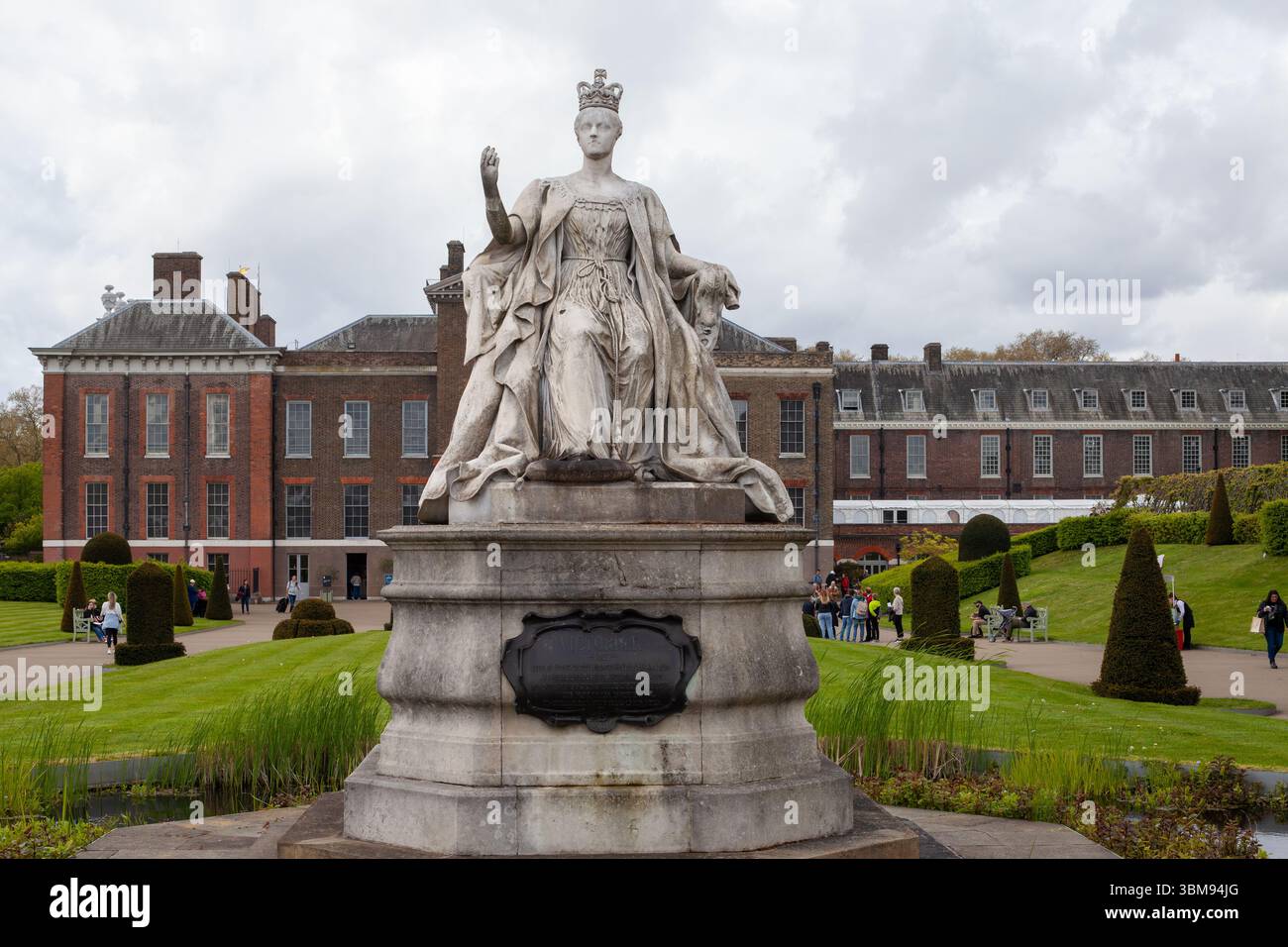 Mai 2023 Queen Victoria Statue vor dem Kensington Palace Stockfoto