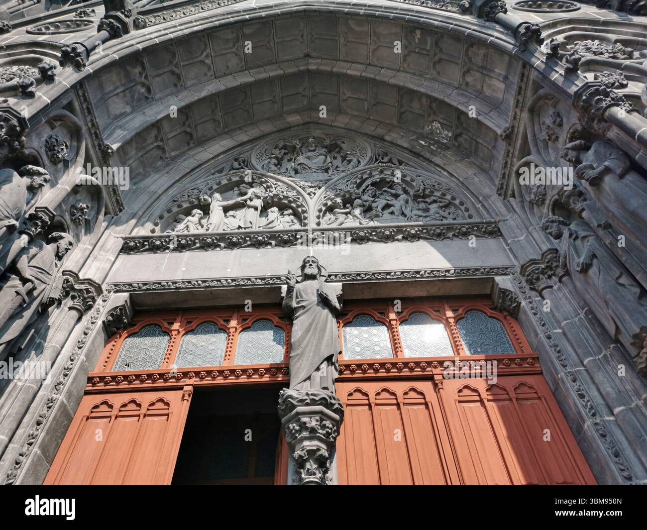 Aufwändig geschnitzte Statuen säumen die Veranda der Kathedrale Notre-Dame-de-l'Assomption in Clermont-Ferrand. Puy de Dome. Auvergne Rhone Alpes.France - Smartphone-aufgenommenes Stockfoto