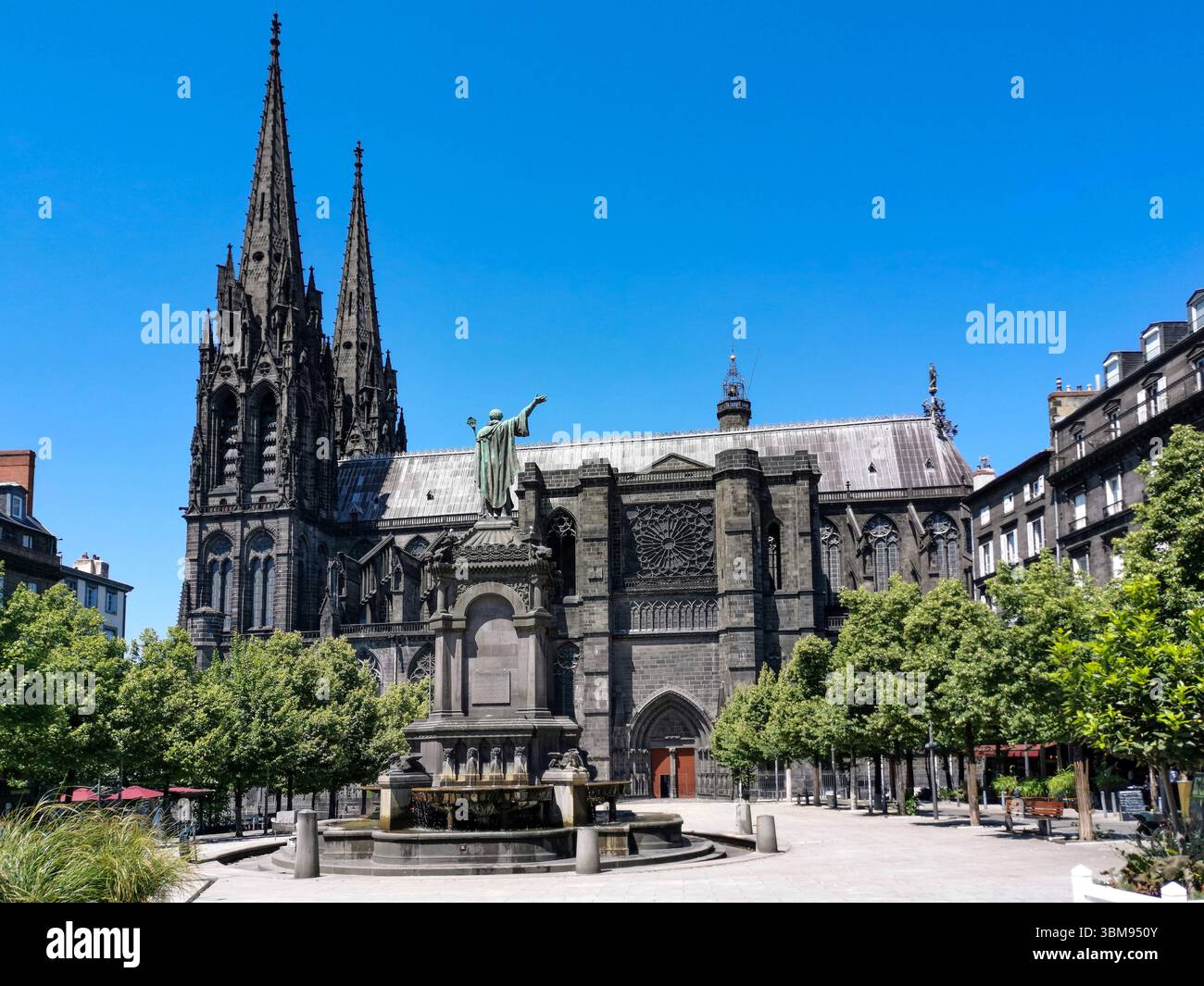 Clermont Ferrand. Eine prominente Statue von Urbain II. Steht vor der majestätischen Kathedrale Notre-Dame-de-l'Assomption. Puy de Dome. Frankreich - Smartphone-aufgenommenes Stockfoto