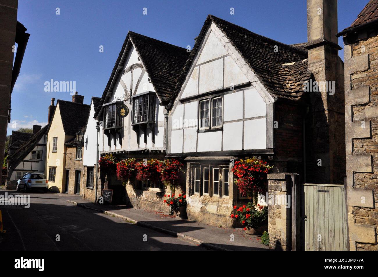 Fachwerkhaus ein denkmalgeschütztes Gebäude, das Zeichen des Engels ein Haus aus dem späten 15. Jahrhundert, heute ein gasthaus im Dorf Laycock in Wiltshire. Stockfoto