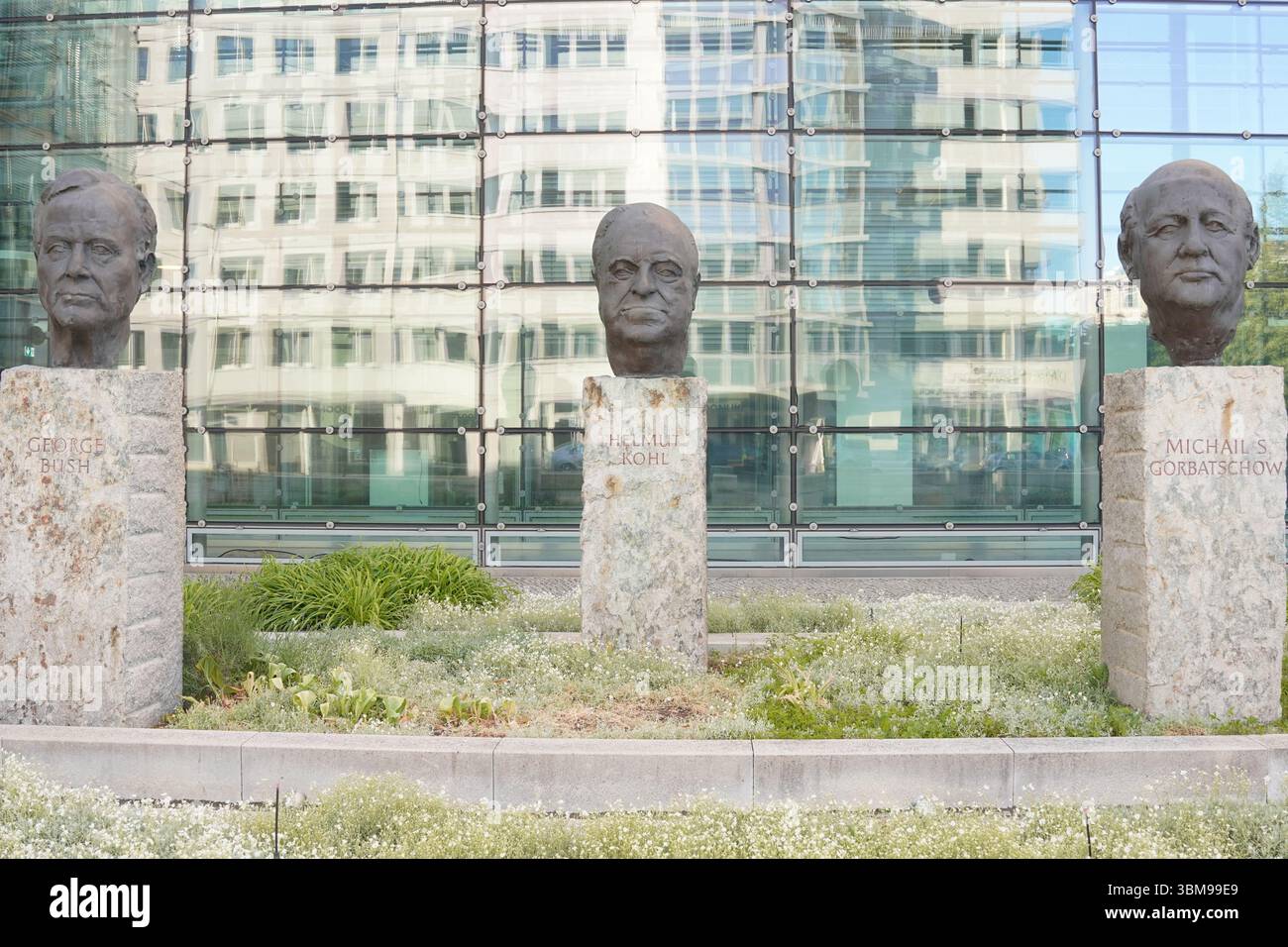 Vor dem Axel Springer-Gebäude in Berlin stehen Büsten der Weltführer George H. W. Bush, Helmut Kohl und Michail Gorbatschow Stockfoto