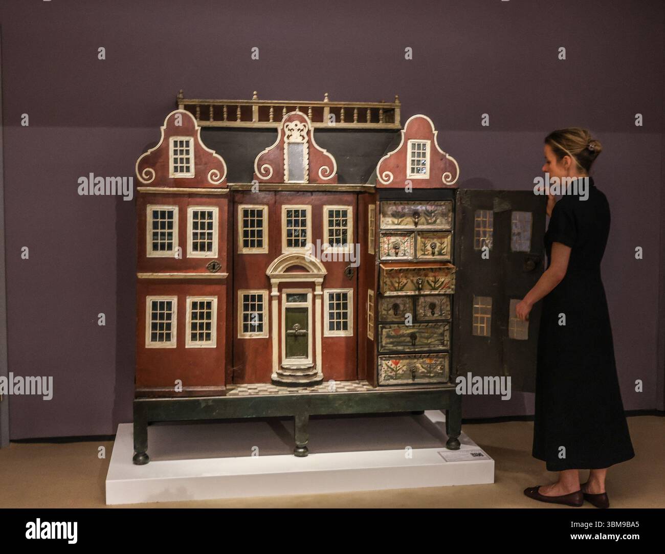 Oyal Hospital Chelsea, London Großbritannien 25 Juni 2025Mr Joy;s Überraschung ein Kinderschrank aus dem 18. Jahrhundert in Form eines Puppenhauses, die Fassade ähnelt Kew Palace.Paul Quezada-Neiman/Alamy Live News Credit: Paul Quezada-Neiman/Alamy Live News Stockfoto