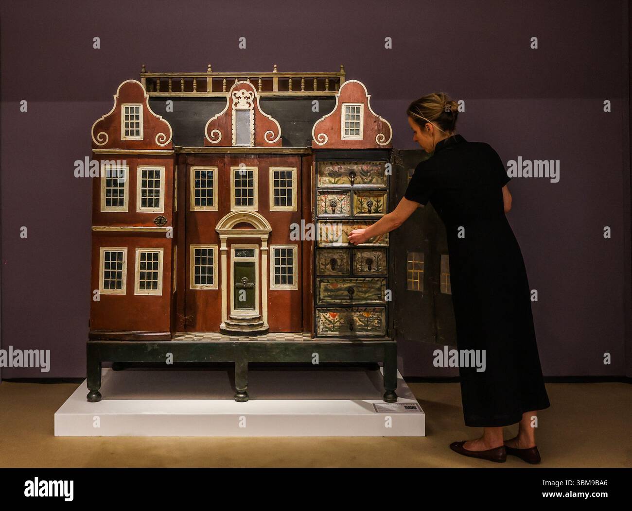 Oyal Hospital Chelsea, London Großbritannien 25 Juni 2025Mr Joy;s Überraschung ein Kinderschrank aus dem 18. Jahrhundert in Form eines Puppenhauses, die Fassade ähnelt Kew Palace.Paul Quezada-Neiman/Alamy Live News Credit: Paul Quezada-Neiman/Alamy Live News Stockfoto