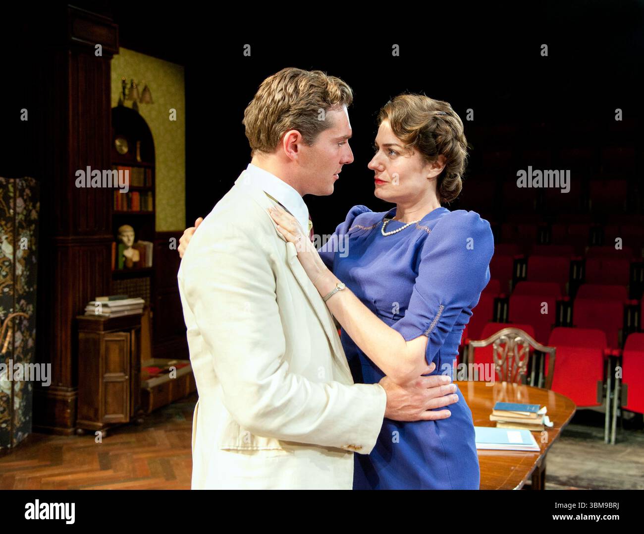 Mark Umbers (Frank Hunter), Anna Chancellor (Millie Crocker-Harris) in DER BROWNING-VERSION von Terence Rattigan am Minerva Theatre, Chichester Festival Theatre, West Sussex, England 14/09/2011 Design: Tom Scutt Beleuchtung: Bruno Poet Regisseur: Angus Jackson Stockfoto