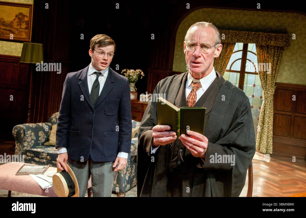 l-r: Liam Morton (John Taplow), Nicholas Farrell (Andrew Crocker-Harris) in DER BROWNING-VERSION von Terence Rattigan am Minerva Theatre, Chichester Festival Theatre, West Sussex, England 14/09/2011 Design: Tom Scutt Beleuchtung: Bruno Poet Regisseur: Angus Jackson Stockfoto