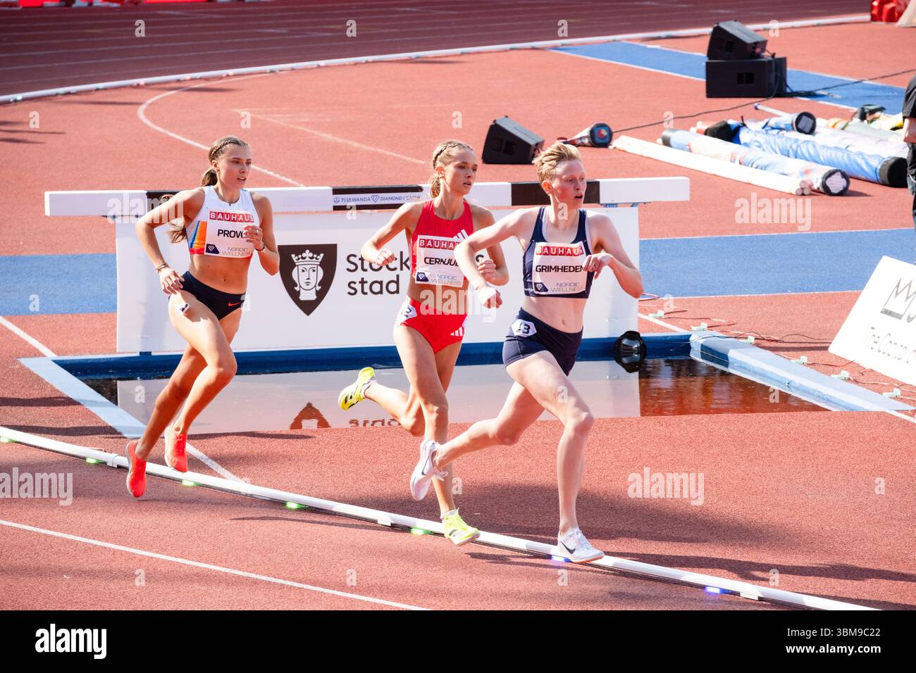 IDA GRIMHEDEN ist der Herzschrittmacher, gefolgt von Saga PROVCI, Carmen CERNJUL. SCHWEDISCHER NATIONALSPIELER 1500 m beim Bauhaus-Galan der Wanda Diamond League 2025. Der jährliche Leichtathletikwettbewerb im Stockholmer Olympiastadion, Stockholm, Schweden am 15. Juni 2025. Bild: Rob Watkins/Alamy Live News Stockfoto
