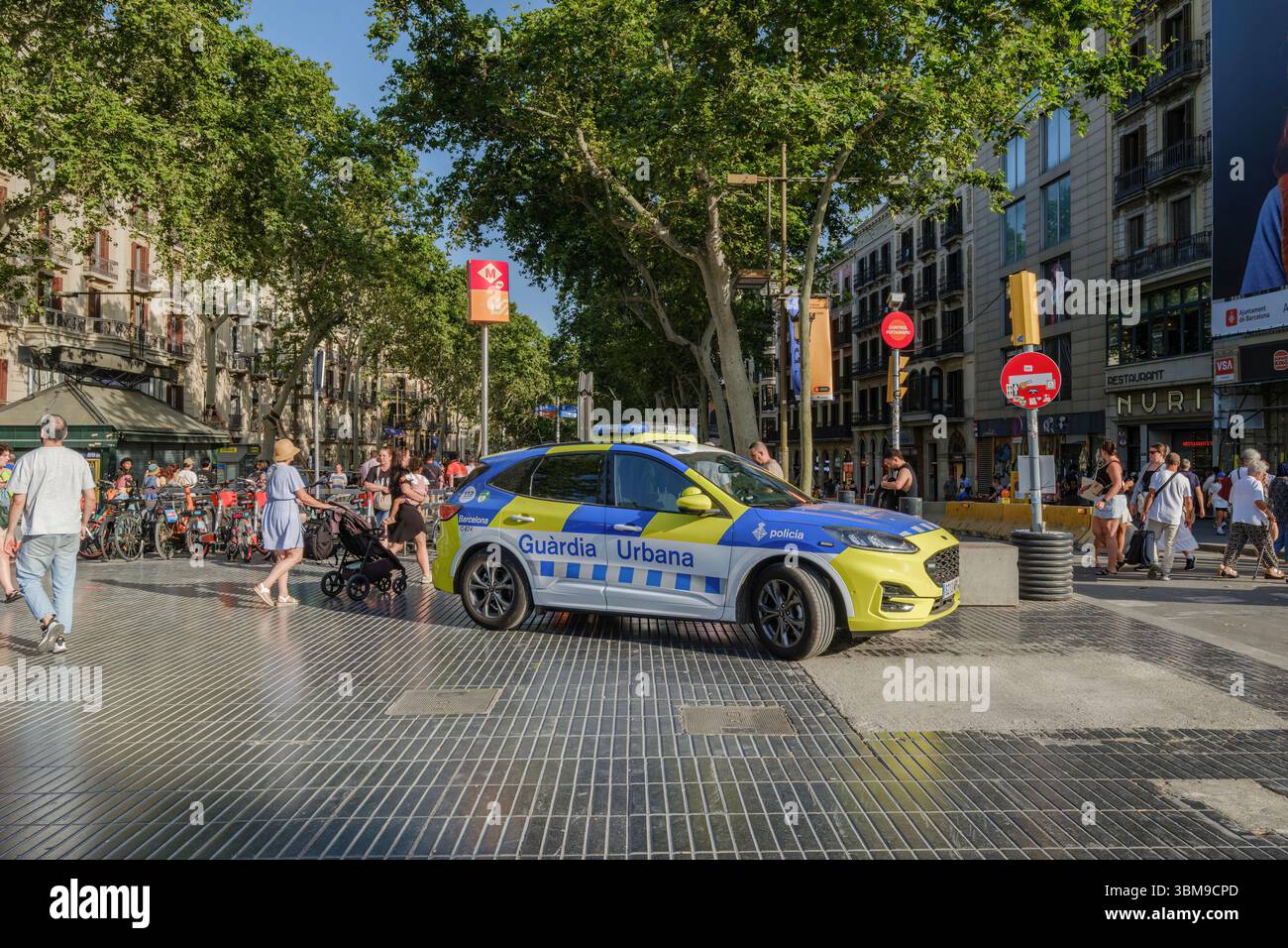Barcelona - Spanien - 24.06.2025: Polizeipatrouillen Der Guardia Urbana Auf Den Las Ramblas In Barcelona. Stadtsicherheit, Stadtsicherheit, Sommertag, Straße Stockfoto