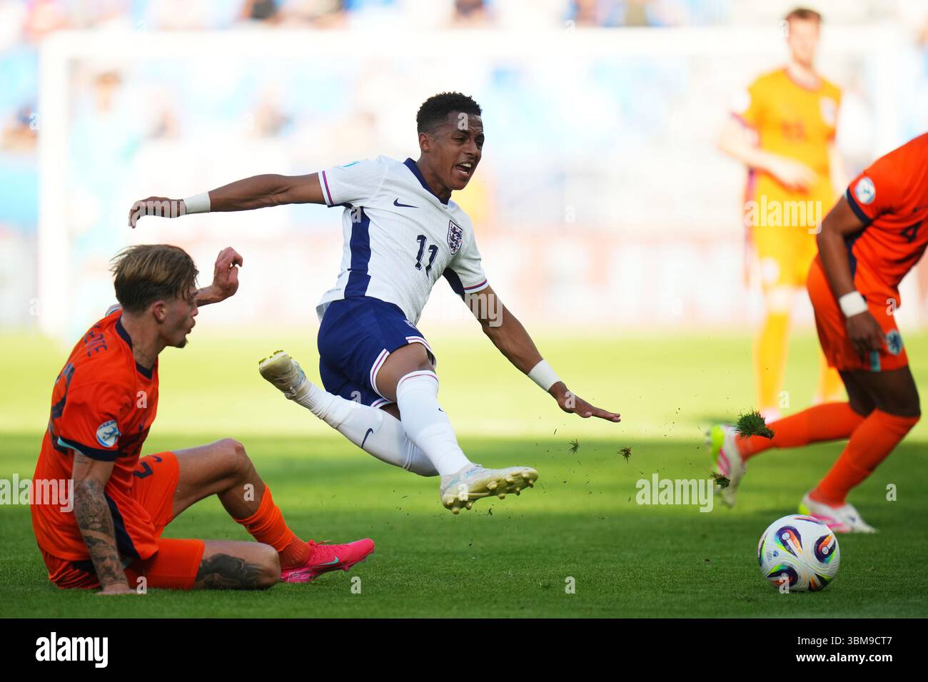 England's Omari Hutchinson, center, duels for the ball with Netherlands' Luciano Valente, left, during the semi final soccer match between England and the Netherlands at the European U-21 Championship at the National football stadium in Bratislava, Slovakia, Wednesday, June 25, 2025. (AP Photo/Petr David Josek) Stockfoto