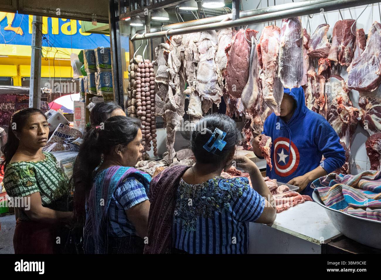 Metzger, Market, Santiago Atitlan, TZ'ikin Jaay, Solola Department, Sololá Markt, Guatemala Stockfoto